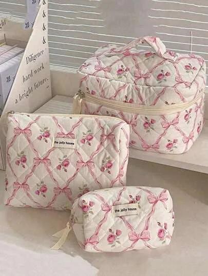 3 قطع/1 مجموعة حقيبة مستحضرات تجميل مبطنة بنمط الوردة والفيونكة، حقيبة مكياج محمولة عصرية، حقيبة تخزين متعددة الوظائف، حقيبة أدوات تجميل كبيرة السعة وجميلة، حقيبة منظم للسفر، حقيبة يد صغيرة لفرش المكياج، حقيبة غسيل مطبوعة، يمكن تخزين أحمر الشفاه وفرش المكياج والعناية بالبشرة والهاتف والعملات والأغراض الصغيرة، مناسبة للمنزل والهدايا والعطلات (هالوين، عيد الميلاد) والشاطئ والحمام والغرفة، سعة كبيرة